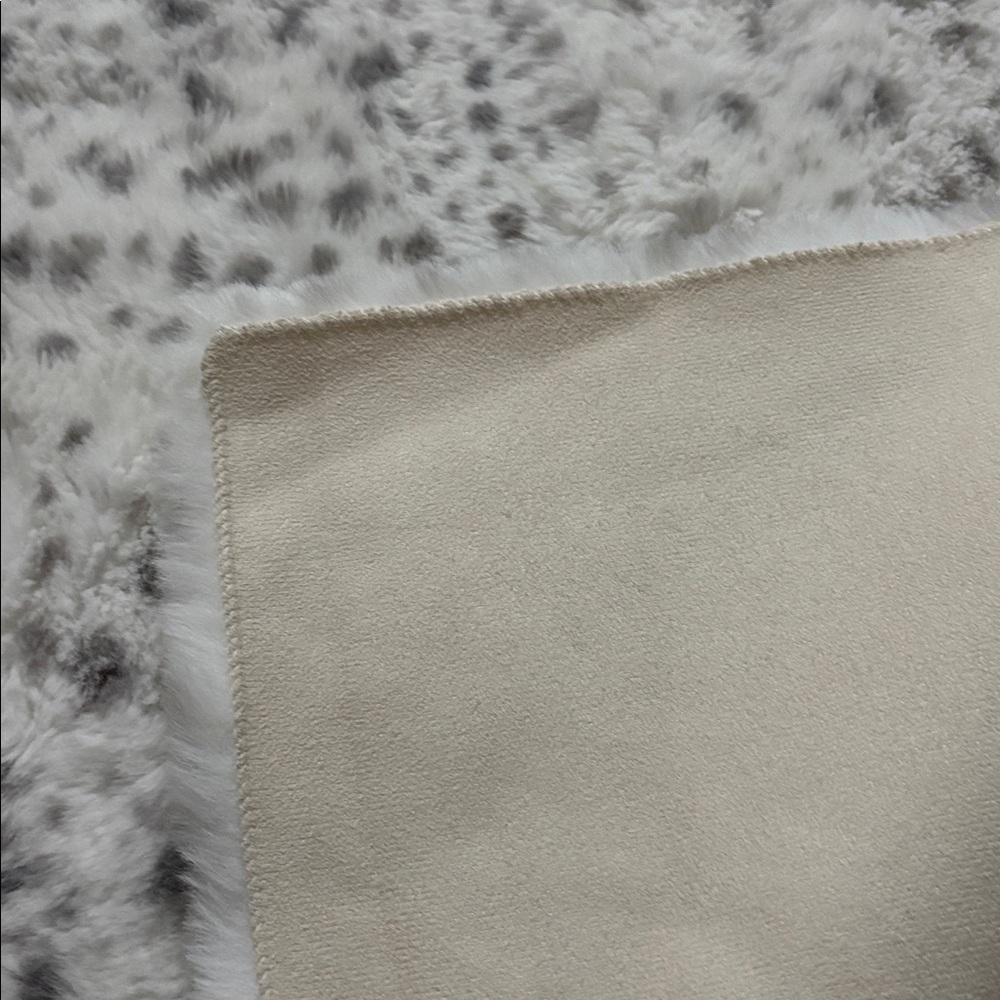 Faux Fur Rug white and gray - Picture 3 of 4